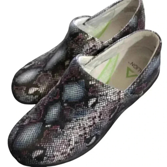 Align Indya slip resistant nursing clogs snake print. 7 1/2 Nurse Mates - Picture 1 of 8